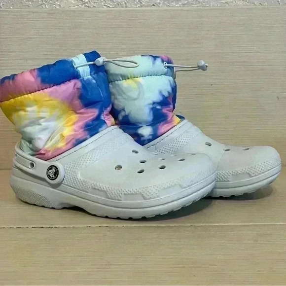 Women’s Crocs Classic Lined Neo Puff Boot Tie Dye White/Pink/Blue SizeW7 - Picture 2 of 9